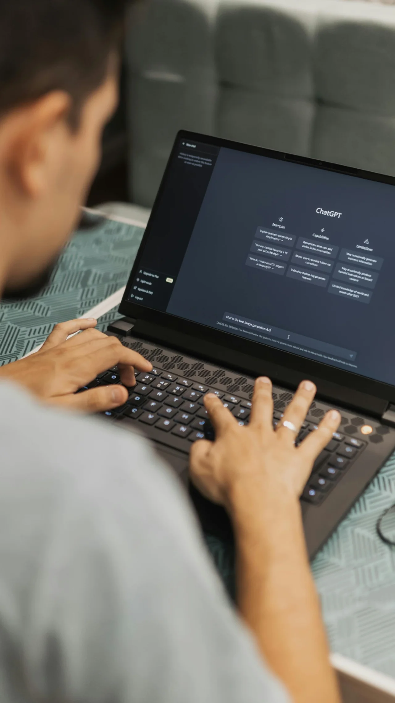 Person benutzt ChatGPT (KI) zur Suche nach Informationen.