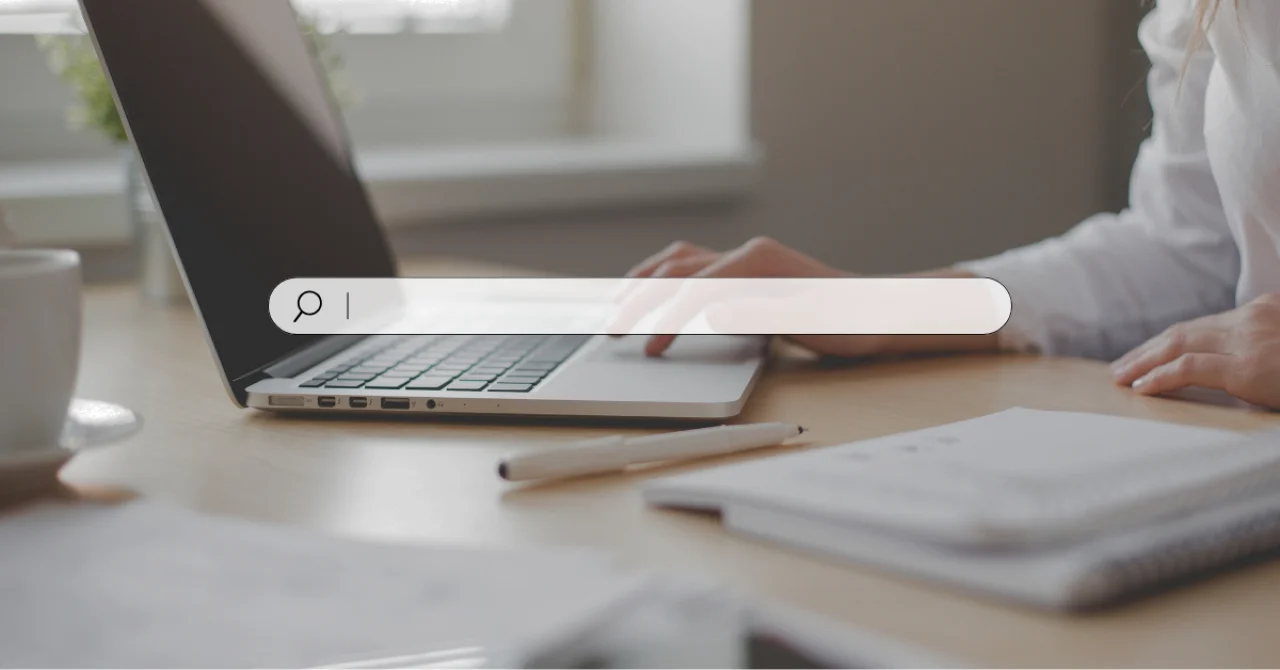 Frau nutz den Laptop im Hintergrund und im Vordergrund, sieht man eine Suche.